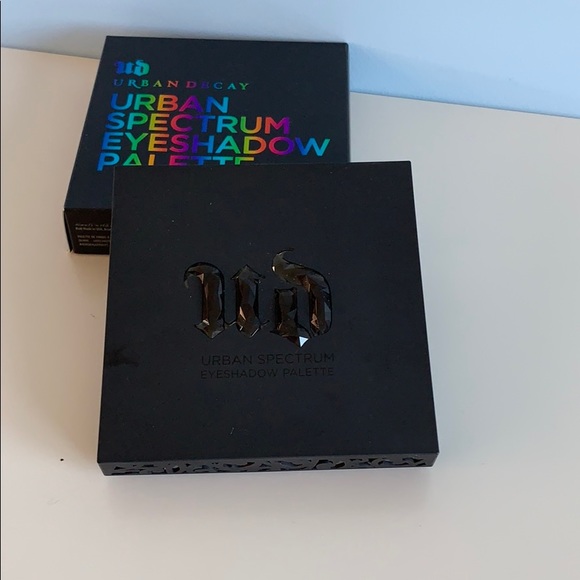 Urban Decay - Urban Spectrum eyeshadow palette - Picture 2 of 4